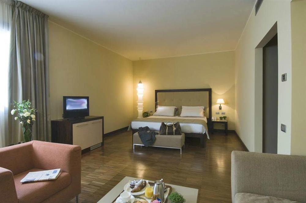 Hotel Cruise Lucino Rum bild